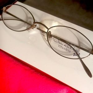 Oscar de La Renta Petite Titanium frame never owned LR119 oval bronze